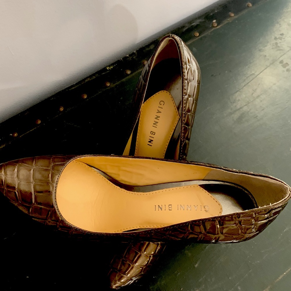 Gianni Bini brown gold leather heels pumps 8.5
